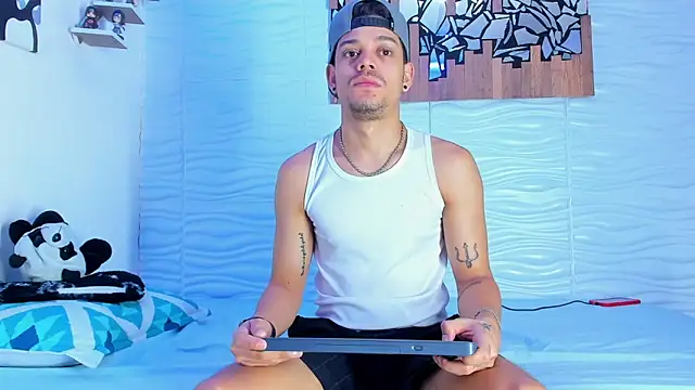 Snapshot of Friendsofeverything_ chatting on 09-09-25, 01:10 Friendsofeverything online show from 09-09-25, 01:10