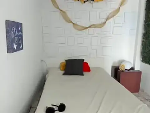 Snapshot of mila_cinnamon chatting on 12-24-24, 02:01 mila cinnamon online show from 12-24-24, 02:01