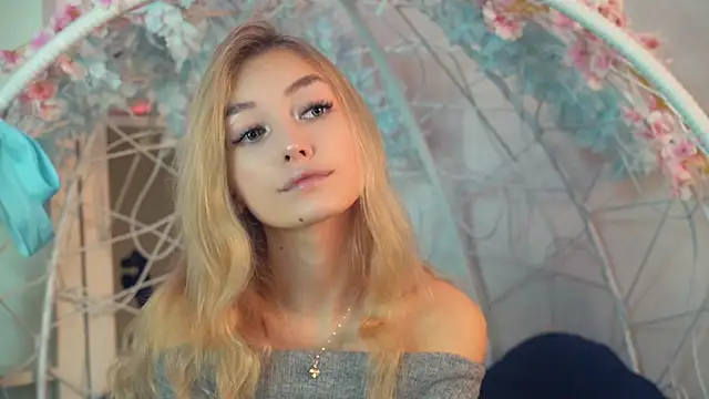 Snapshot of FlairCunard chatting on 12-20-24, 02:49 FlairCunard online show from 12-20-24, 02:49