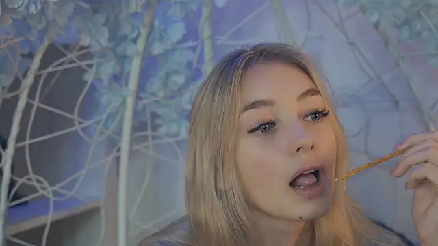 Snapshot of FlairCunard chatting on 12-25-24, 07:34 FlairCunard online show from 12-25-24, 07:34