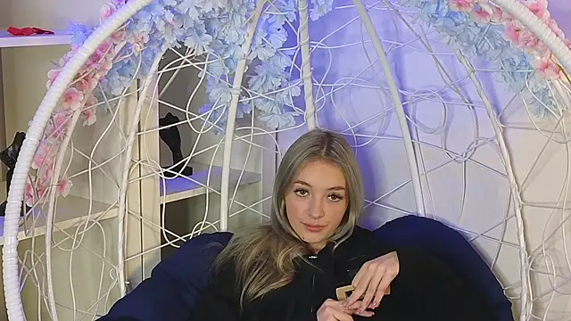 Snapshot of FlairCunard chatting on 12-27-24, 09:00 FlairCunard online show from 12-27-24, 09:00