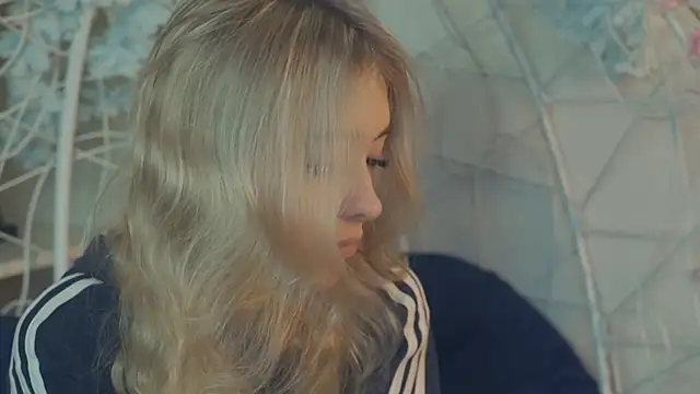 Snapshot of FlairCunard chatting on 01-06-25, 02:47 FlairCunard online show from 01-06-25, 02:47