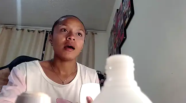 Snapshot of Samary_thomas chatting on 03-06-25, 11:42 Samary thomas online show from 03-06-25, 11:42