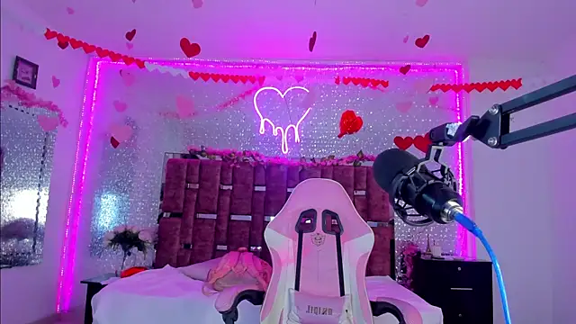 Snapshot of KylieVictoria chatting on 02-19-25, 04:34 KylieVictoria online show from 02-19-25, 04:34