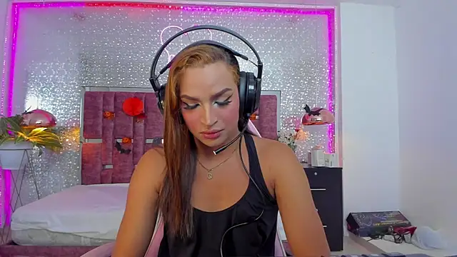 Snapshot of KylieVictoria chatting on 10-24-25, 05:04 KylieVictoria online show from 10-24-25, 05:04