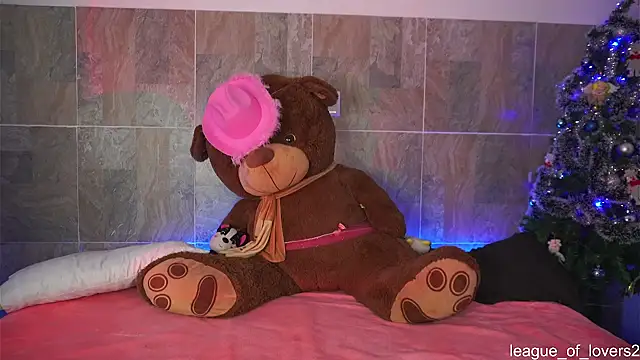 Snapshot of LeagueOfLovers chatting on 12-16-24, 02:04 LeagueOfLovers online show from 12-16-24, 02:04