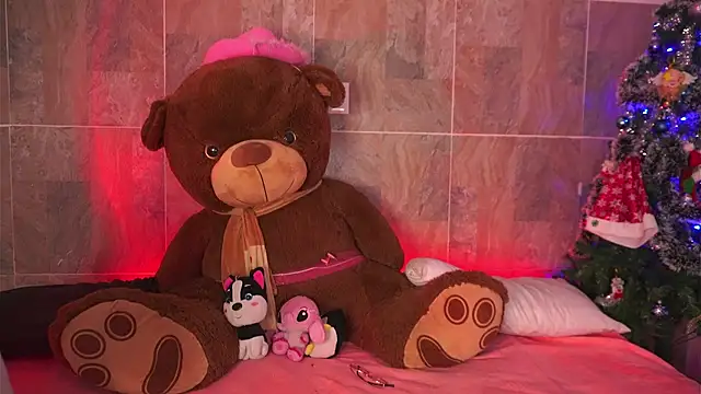 Snapshot of LeagueOfLovers chatting on 12-23-24, 12:03 LeagueOfLovers online show from 12-23-24, 12:03