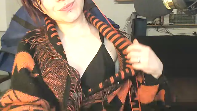 Snapshot of complicata_mente chatting on 03-18-25, 05:42 complicata mente online show from 03-18-25, 05:42