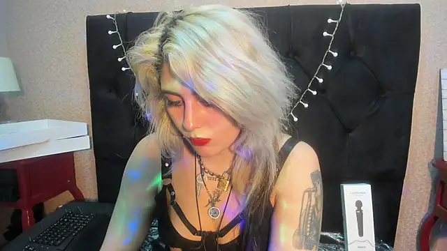 HollyWould   online show from 10-23-25, 07:23