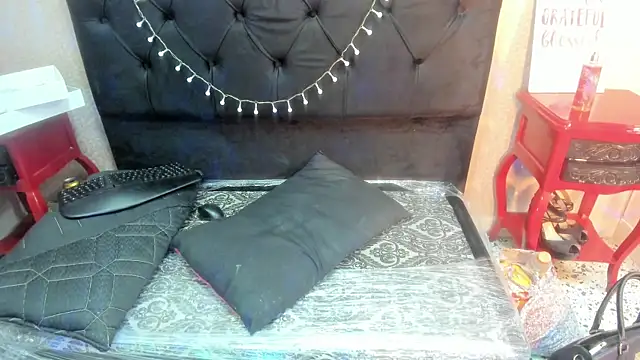 HollyWould   online show from 10-25-25, 04:57