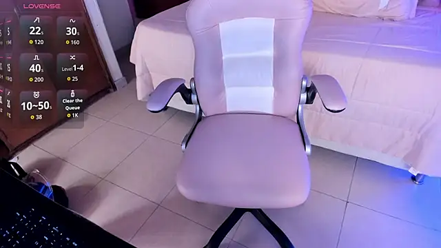 Snapshot of Kitty_Pam chatting on 10-24-25, 08:05 Kitty Pam online show from 10-24-25, 08:05