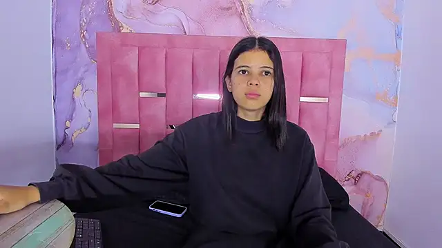 Snapshot of LizzMartin chatting on 12-18-24, 07:19 LizzMartin online show from 12-18-24, 07:19