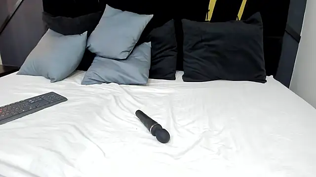 Snapshot of emilie_xx_ chatting on 12-30-24, 08:15 emilie xx  online show from 12-30-24, 08:15