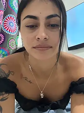 Snapshot of emilie_xx_ chatting on 10-06-25, 05:43 emilie xx  online show from 10-06-25, 05:43