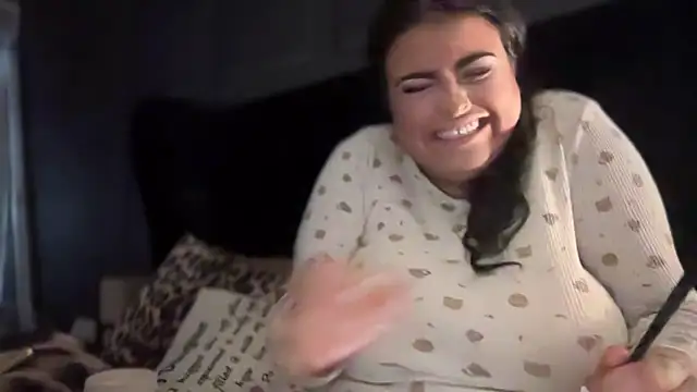 Snapshot of curvybabesx1 chatting on 10-14-25, 02:40 curvybabesx1 online show from 10-14-25, 02:40