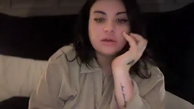 Snapshot of curvybabesx1 chatting on 10-15-25, 01:44 curvybabesx1 online show from 10-15-25, 01:44