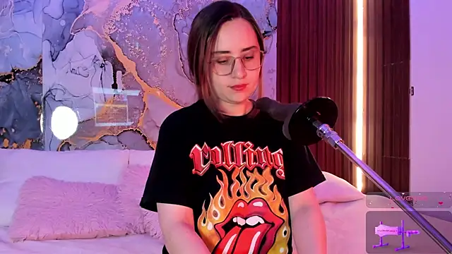 centaurigirl online show from 10-22-25, 02:56