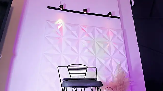 Snapshot of Emilyh_ chatting on 01-22-25, 01:53 Emilyh  online show from 01-22-25, 01:53