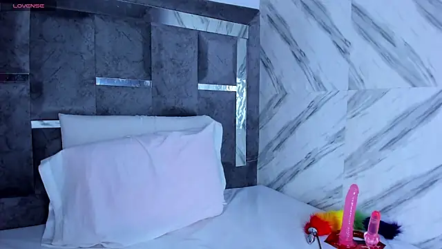 Snapshot of Petite_amor2 chatting on 12-23-24, 07:30 Petite amor2 online show from 12-23-24, 07:30