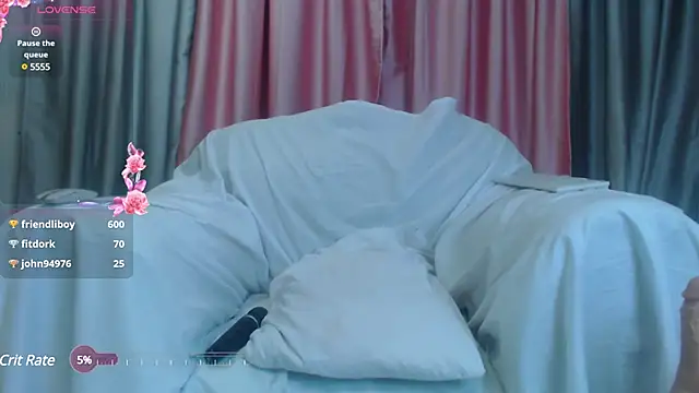 Snapshot of Petite_amor2 chatting on 03-17-25, 10:06 Petite amor2 online show from 03-17-25, 10:06