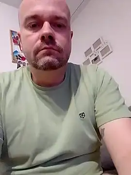 Snapshot of mikaaaaase chatting on 10-19-25, 01:06 mikaaaaase online show from 10-19-25, 01:06