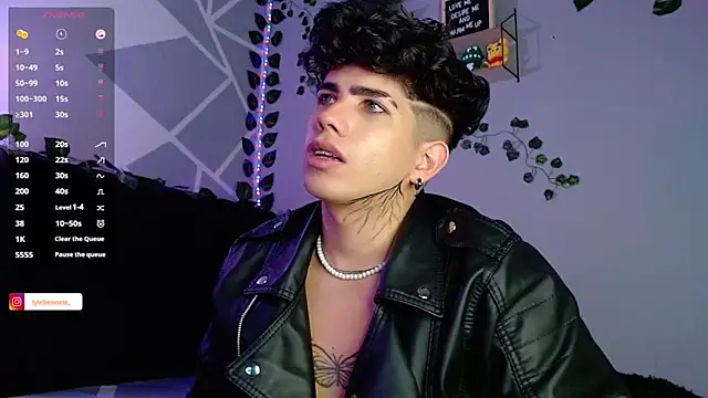 LyleBennett  online show from 12-06-24, 01:00