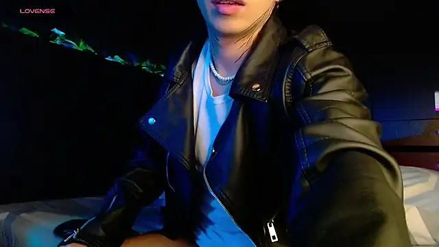 LyleBennett  online show from 12-18-24, 10:40