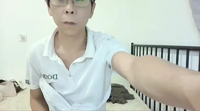 Snapshot of TGH521 chatting on 12-20-24, 09:06 TGH521 online show from 12-20-24, 09:06