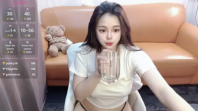 Snapshot of YIZHI_Koala chatting on 01-08-25, 12:15 YIZHI Koala online show from 01-08-25, 12:15