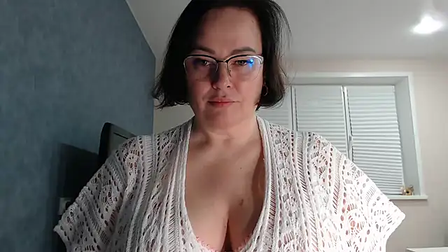 Nora Star online show from 10-31-25, 06:31