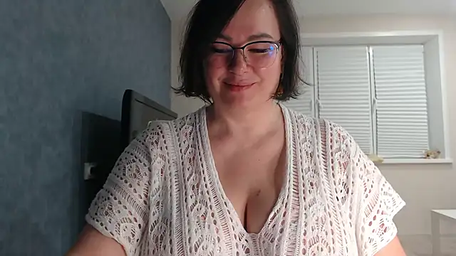 Nora Star online show from 11-17-25, 06:03