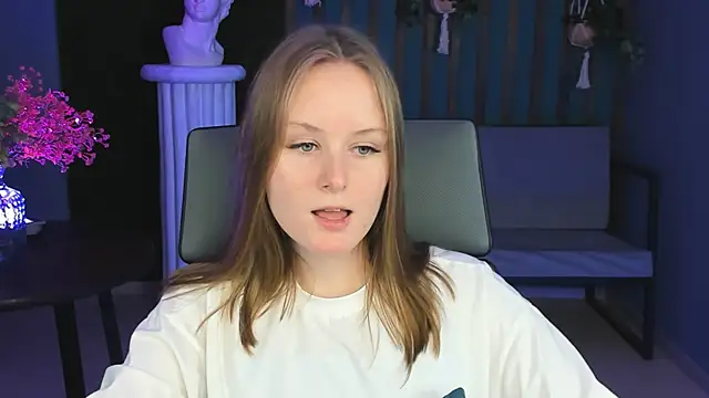 Snapshot of VivienLeeigh chatting on 12-18-24, 07:19 VivienLeeigh online show from 12-18-24, 07:19