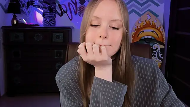 Snapshot of VivienLeeigh chatting on 02-23-25, 06:23 VivienLeeigh online show from 02-23-25, 06:23