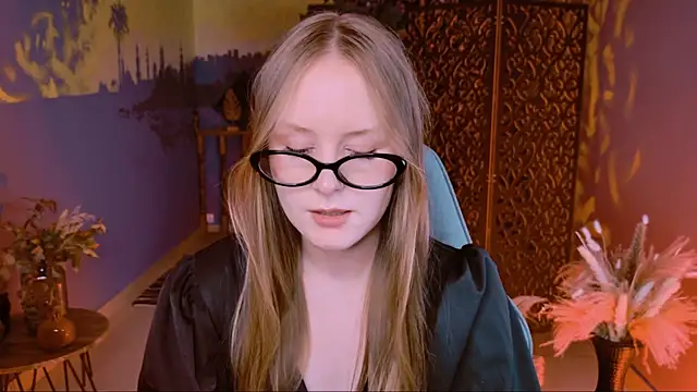 Snapshot of VivienLeeigh chatting on 09-24-25, 03:04 VivienLeeigh online show from 09-24-25, 03:04