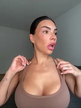 Snapshot of krissiswrld- chatting on 09-17-25, 11:01 krissiswrld- online show from 09-17-25, 11:01