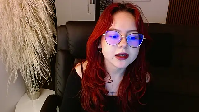 Snapshot of crimson_tati_ chatting on 12-13-24, 07:25 crimson tati  online show from 12-13-24, 07:25