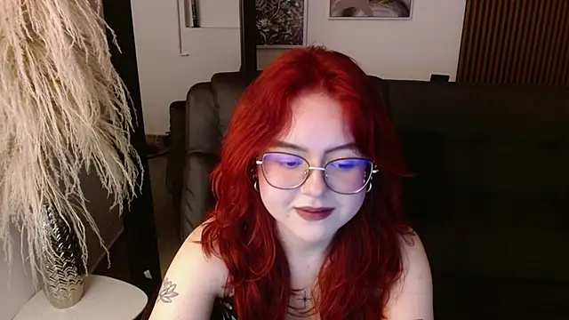 Snapshot of crimson_tati_ chatting on 12-19-24, 06:23 crimson tati  online show from 12-19-24, 06:23