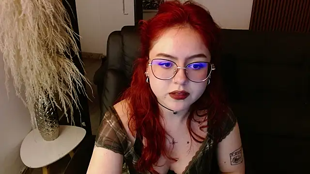 Snapshot of crimson_tati_ chatting on 12-29-24, 09:17 crimson tati  online show from 12-29-24, 09:17