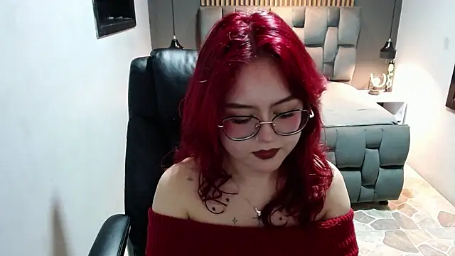 Snapshot of crimson_tati_ chatting on 12-31-24, 12:21 crimson tati  online show from 12-31-24, 12:21