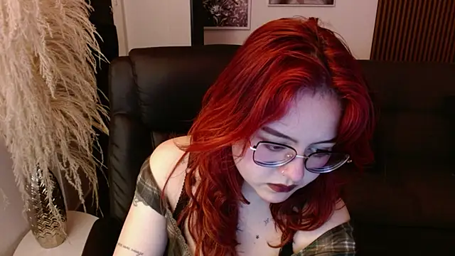 Snapshot of crimson_tati_ chatting on 01-14-25, 04:36 crimson tati  online show from 01-14-25, 04:36