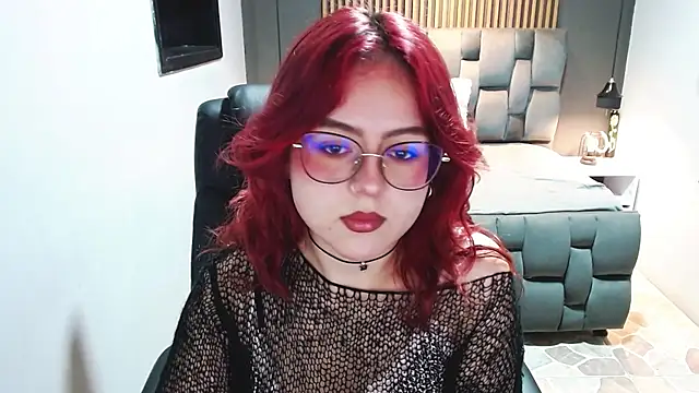 Snapshot of crimson_tati_ chatting on 01-19-25, 05:37 crimson tati  online show from 01-19-25, 05:37
