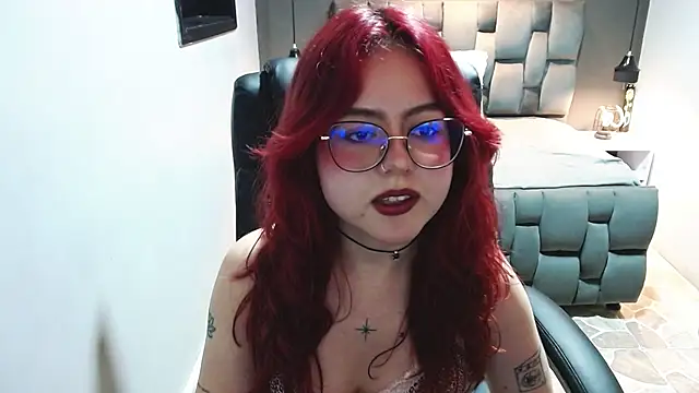 Snapshot of crimson_tati_ chatting on 01-19-25, 08:39 crimson tati  online show from 01-19-25, 08:39