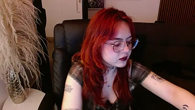 Snapshot of crimson_tati_ chatting on 01-22-25, 03:41 crimson tati  online show from 01-22-25, 03:41