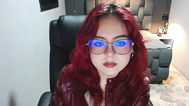 Snapshot of crimson_tati_ chatting on 02-13-25, 04:22 crimson tati  online show from 02-13-25, 04:22