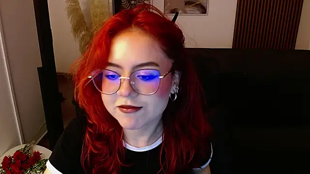 Snapshot of crimson_tati_ chatting on 03-18-25, 07:08 crimson tati  online show from 03-18-25, 07:08