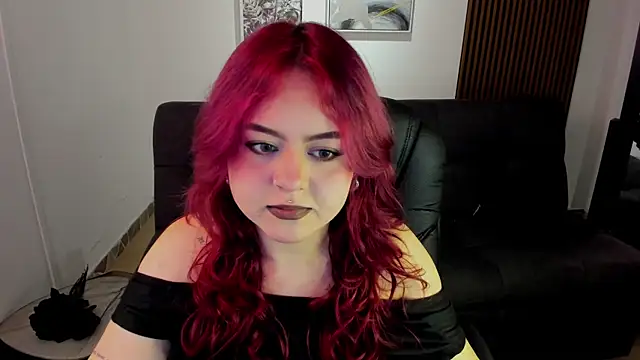 Snapshot of crimson_tati_ chatting on 09-25-25, 04:27 crimson tati  online show from 09-25-25, 04:27
