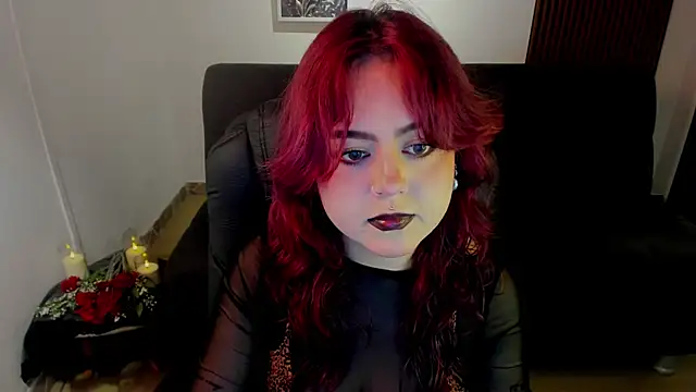 Snapshot of crimson_tati_ chatting on 10-17-25, 04:04 crimson tati  online show from 10-17-25, 04:04