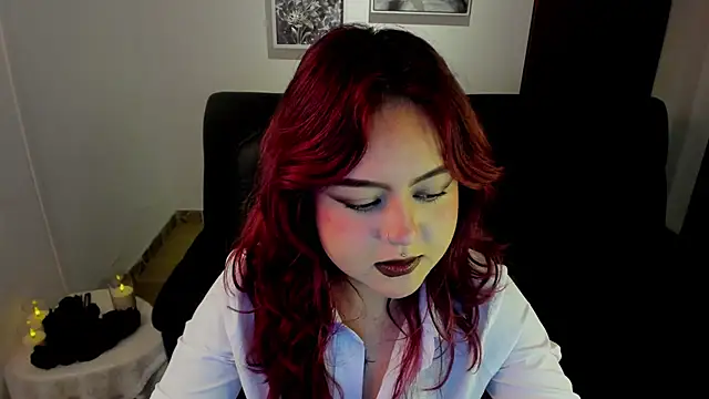 Snapshot of crimson_tati_ chatting on 10-23-25, 04:12 crimson tati  online show from 10-23-25, 04:12