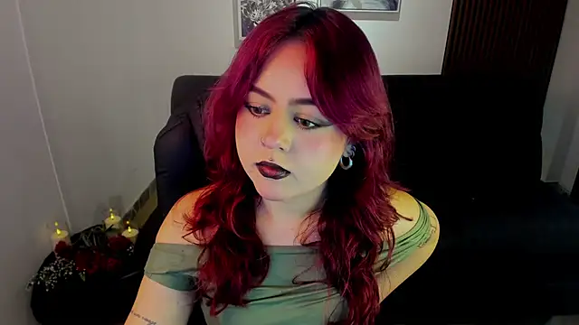 Snapshot of crimson_tati_ chatting on 10-26-25, 04:29 crimson tati  online show from 10-26-25, 04:29