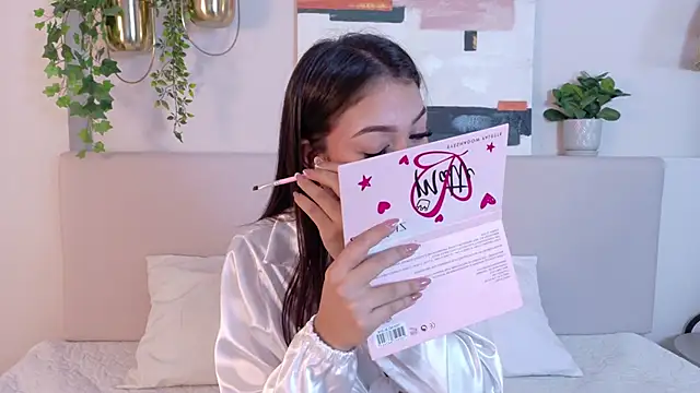 Snapshot of MiaOconner chatting on 02-01-25, 11:43 MiaOconner online show from 02-01-25, 11:43